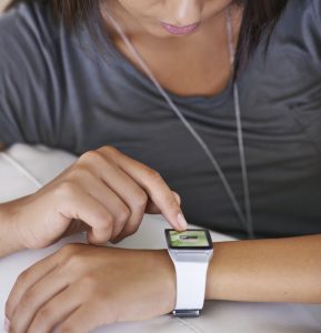 Cropped shot of a young woman looking at her smartwatchhttp://195.154.178.81/DATA/i_collage/pi/shoots/783733.jpg